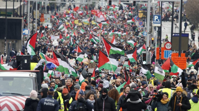 Des manifestants brandissent des drapeaux palestiniens lors d'un rassemblement organisé en solidarité avec le peuple palestinien à Bruxelles, le 21 janvier 2024.