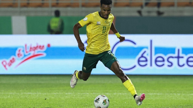 L'attaquant sud-africain Themba Zwane, auteur d'un doublé lors du match de football du groupe E de la Coupe d'Afrique des Nations (CAN) 2024 opposant l'Afrique du Sud à la Namibie, au stade Amadou Gon Coulibaly à Korhogo, le 21 janvier 2024.