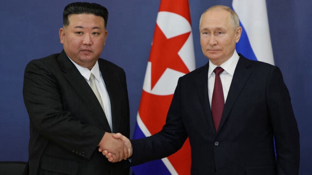 Le dirigeant de la Corée du Nord Kim Jong Un et le président russe Vladimir Poutine se serrant la main lors de leur réunion au cosmodrome de Vostochny dans la région d'Amur le 13 septembre 2023.