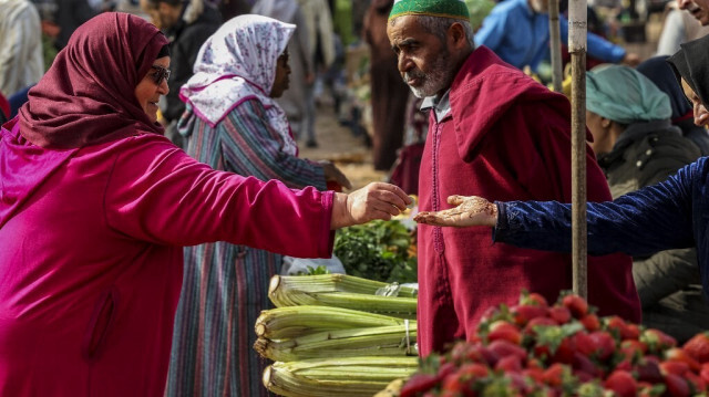 Sur cette photo prise le 23 février 2023, des clients achètent des produits frais au marché de Sidi Moussa dans la ville de Sale, sur la côte atlantique du Maroc.