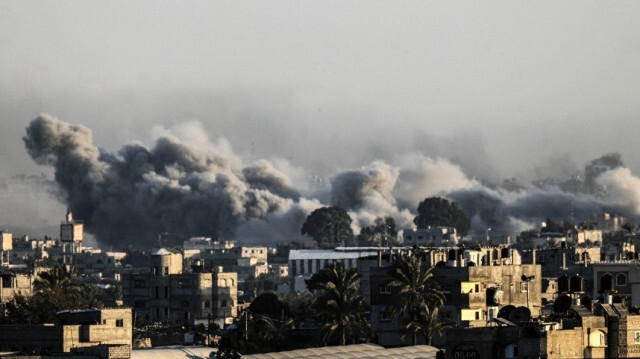 De la fumée s'élève sur Khan Younes lors d'un bombardement israélien dans le sud de la bande de Gaza, le 22 janvier 2024.