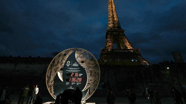 Décompte des Jeux Olympiques de Paris 2024, à 216 jours du lancement de l'événement et de la cérémonie d'ouverture, avec le monument de la Tour Eiffel en arrière-plan, à Paris, le 23 décembre 2023. 