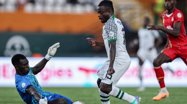 L'attaquant nigérian Moses Simon se bat pour le ballon avec le gardien bissau-guinéen Jonas Mendes lors du match de football du groupe A de la Coupe d'Afrique des Nations (CAN) 2023 entre la Guinée-Bissau et le Nigeria au stade Félix Houphouët-Boigny d'Abidjan le 22 janvier 2024.