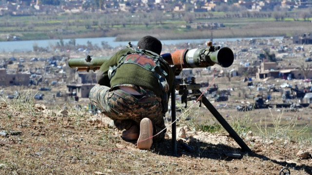 Un milicien syrien pro-Assad, dans la campagne de Deir Zor, le 18 mars 2019.