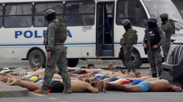 La police surveille des hommes arrêtés ayant tenté de s'emparer d'un hôpital à Guayas, en Équateur, le 21 janvier 2024.