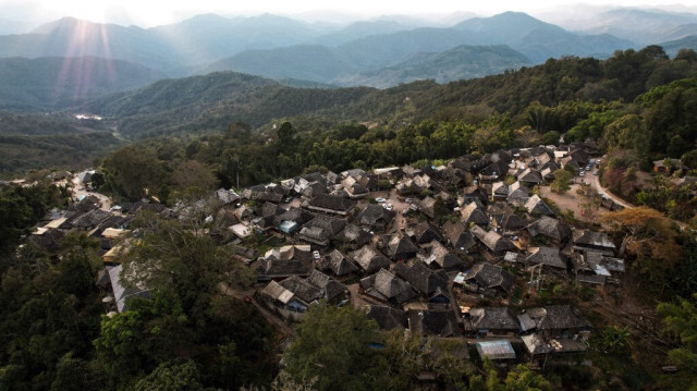 Image du village ethnique de Blang Wengji dans la montagne Jingmai, dans la ville de Pu'er, dans la province du Yunnan, dans le sud-ouest de la Chine.