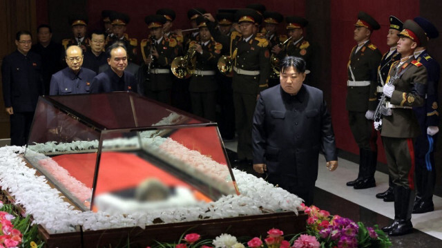 Le dirigeant nord-coréen Kim Jong Un (à droite) en visite à la bière de Choe Thae Bok, l'ancien secrétaire du Comité central du Parti des travailleurs de Corée (WPK), le 21 janvier 2024.