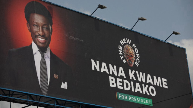 Une vue générale d'un panneau d'affichage représentant Nana Kwame Bediako, dévoilé comme le visage derrière les panneaux d'affichage masqués anonymes soupçonnés d'être un nouveau visage politique, à Ho, dans la région de la Volta au Ghana, le 9 janvier 2024. 