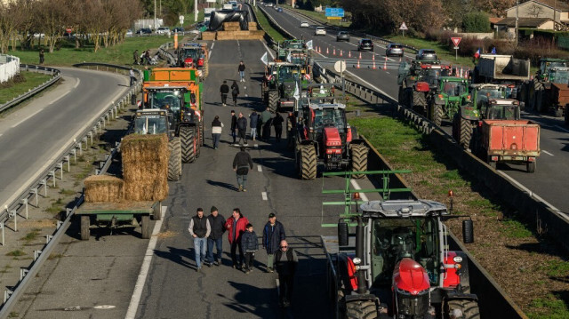 Des agriculteurs bloquent l'autoroute A64, pour protester contre la fiscalité et la baisse des revenus, près de Carbonne, au sud de Toulouse, le 20 janvier 2024.