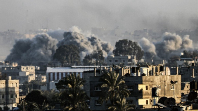 De la fumée s'élève lors d'un bombardement israélien sur Khan Younès dans le sud de la bande de Gaza, le 22 janvier 2024.