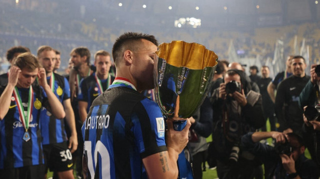 L'attaquant argentin de l'Inter Milan, Lautaro Martinez, embrasse le trophée après la victoire en finale de la Supercoupe italienne entre Naples et l'Inter Milan, au stade Al-Awwal Park à Riyad, le 22 janvier 2024.