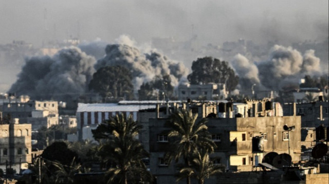 De la fumée s'élève lors d'un bombardement israélien sur Khan Yunis dans le sud de la bande de Gaza, le 22 janvier 2024.