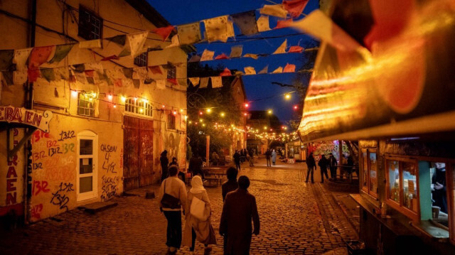 Les piétons marchent le long des étals de la rue Pusher dans la Freetown Christiania, Copenhague, Danemark, le 22 novembre 2023.