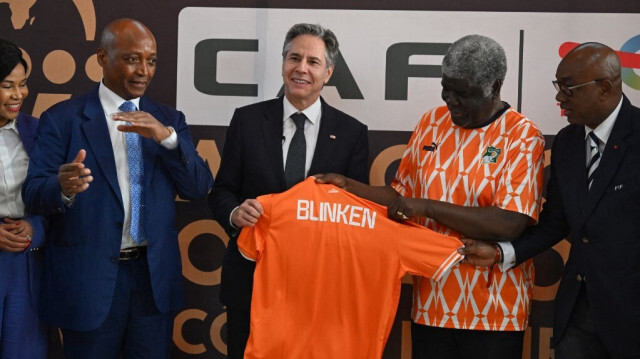 Le secrétaire d'État américain Antony Blinken (C) recevant un maillot de football de la part du Premier ministre de la Côte d'Ivoire, Robert Beugre Mambe (2e à droite), avec le président de la CAF, Patrice Motsepe, lors du match de la CAN 2024 entre la Guinée équatoriale et la Côte d'Ivoire au stade Alassane Ouattara à Ebimpe, Abidjan, le 22 janvier 2024.