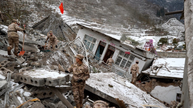 Le personnel militaire chinois recherche les victimes disparues à la suite d'un glissement de terrain dans le village de Liangshui à Zhaotong, dans la province du Yunnan, dans le sud-ouest de la Chine, le 22 janvier 2024.