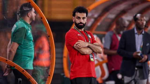 L'attaquant égyptien Mohamed Salah, observe le match de football du groupe B de la Coupe d'Afrique des Nations (CAN) 2024 entre le Cap-Vert et l'Égypte, au Stade Félix Houphouët-Boigny à Abidjan, le 22 janvier 2024. 