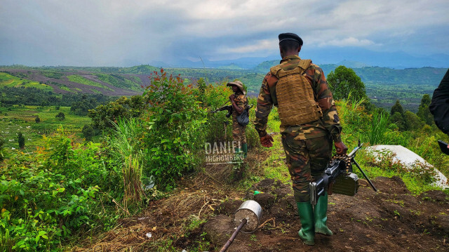 Photo montrant des combattants du M23 patrouillant dans l'Est de la RDC, dont la date de la prise et le lieu exacts sont méconnus.