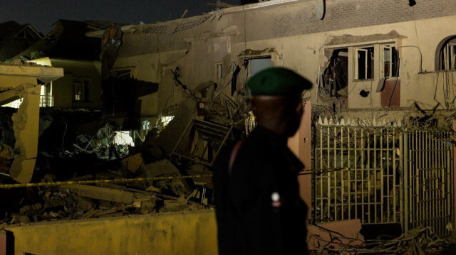 Un officier de police observe la scène d'une explosion dans la zone de Bodija à Ibadan, au Nigéria, le 16 janvier 2024.