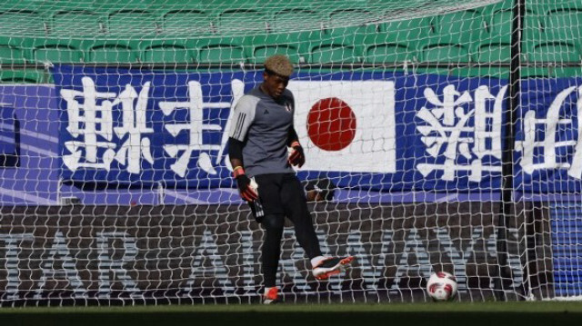 Le gardien de but japonais numéro 23, Zion Suzuki, s'échauffe avant le début du match de football du Groupe D de la Coupe d'Asie des nations 2023 entre le Japon et le Vietnam, au stade Al-Thumama à Doha le 14 janvier 2024. 