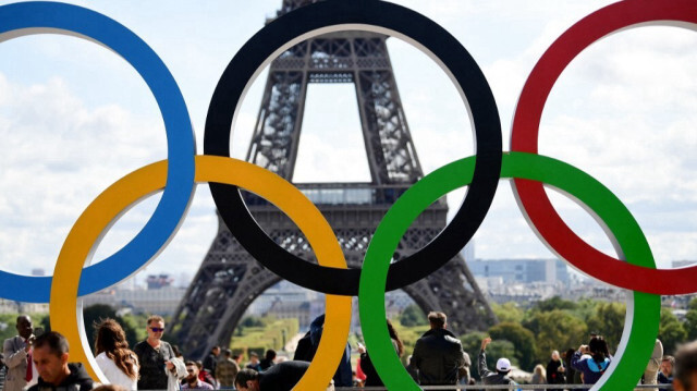 Une photo prise le 14 septembre 2017 montre les anneaux olympiques sur l'esplanade du Trocadéro près de la Tour Eiffel à Paris, après que le Comité International Olympique a désigné Paris comme ville hôte des Jeux Olympiques d'été de 2024. 