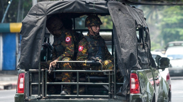 Des membres de la patrouille de l'armée du Myanmar lors du festival de l'eau du Nouvel An au Myanmar, connu localement sous le nom de Thingyan, à Yangon.