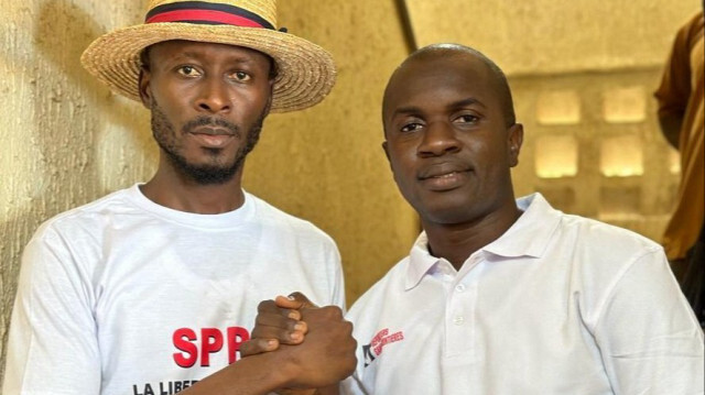 Dans cette photo partagée le 21 janvier 2024, le Secrétaire Général de l'Union des Professionnels de la Presse Guinéenne (SPPG), Sékou Jamal Pendessa (à gauche), serre la main d'un autre journaliste, Facely Konaté.