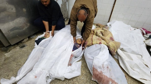 Les enfants Palestiniens, qui ont été tués dans les attaques israéliennes, sont amenés à la morgue de l'hôpital des martyrs d'Al-Aqsa à Gaza, le 21 janvier 2024.