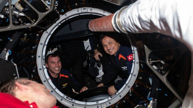 Astronot Alper Gezeravcı kapsülden 'mutluluk' fotoğrafı paylaştı.