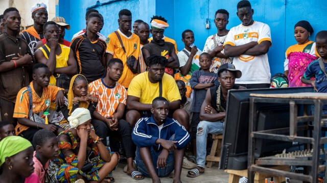 Des supporteurs ivoiriens suivant le match de football du Groupe A de la Coupe d'Afrique des Nations (CAN) 2024 entre la Guinée équatoriale et la Côte d'Ivoire, dans une rue de Korhogo, le 22 janvier 2024. 