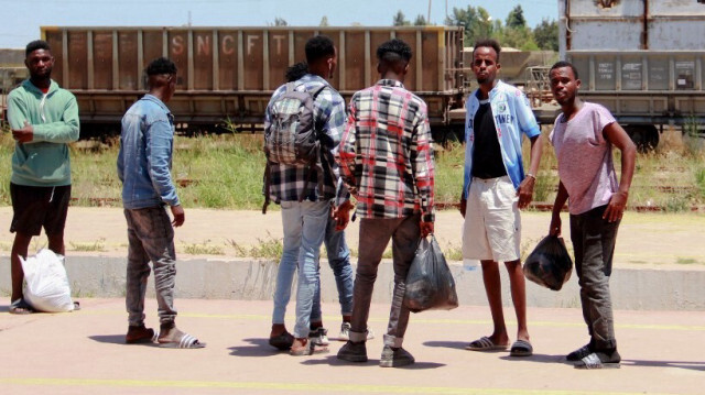 Des migrants africains attendent un train à la gare le 5 juillet 2023, alors qu'ils fuient vers Tunis à la suite des troubles à Sfax suite à la poignardée le 3 juillet d'un homme tunisien lors d'une altercation avec des migrants. 