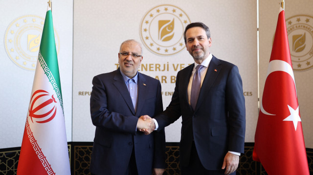 Enerji ve Tabii Kaynaklar Bakanı Bayraktar ile İran Petrol Bakanı Owji 'enerji işbirliğini' görüştü.
