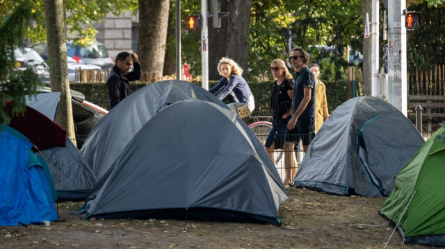 Un campement de migrants sans-abri installé le long de l'Ill sur la place centrale de Strasbourg, le 8 octobre 2023. 