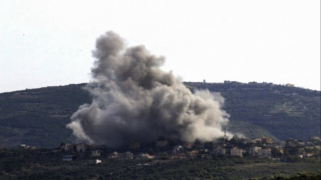 De la fumée s'élève au-dessus du village libanais de Shihine, à la frontière avec Israël, lors d'une frappe aérienne israélienne, le 22 janvier 2024.