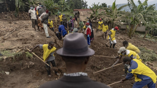 Les villageois et les bénévoles creusent à la recherche des restes humains des victimes du génocide rwandais de 1994 cachés sous les fondations d'une maison à Ngoma, au Rwanda, le 23 janvier 2023, où plus de 82 corps ont été retrouvés depuis le 21 janvier 2024.