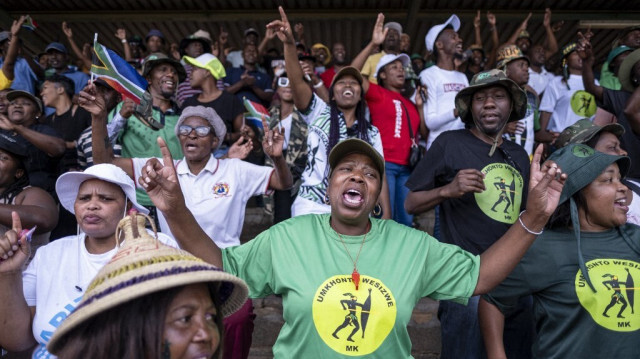 Les partisans chantent et scandent au stade Mehlareng à Tembisa lors d'une campagne de recrutement pour le nouveau parti politique Umkhonto We Sizwe, lancé avec le soutien de l'ancien président sud-africain, Jacob Zuma, le 21 janvier 2024. 