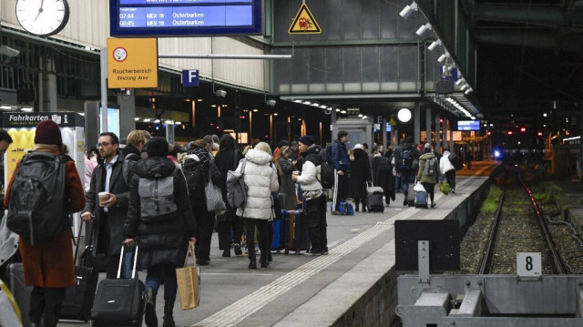Des passagers attendant le train de la compagnie ferroviaire privée Flixtrain à la gare principale de Stuttgart, dans le sud de l'Allemagne, le 24 janvier 2024, lors de la première journée d'une grève de six jours des conducteurs de train de la Deutsche Bahn.