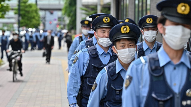 Les policiers patrouillent le long d'une rue à Hiroshima au Japon.