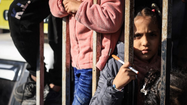 Une petite fille palestinienne exténuée et déplacée de force avec sa famille, sur la route menant à Rafah, dans le cadre des bombardements de l'armée d'occupation israélienne, à la périphérie sud de Khan Younes, dans le sud de la bande de Gaza, le 22 janvier 2024.