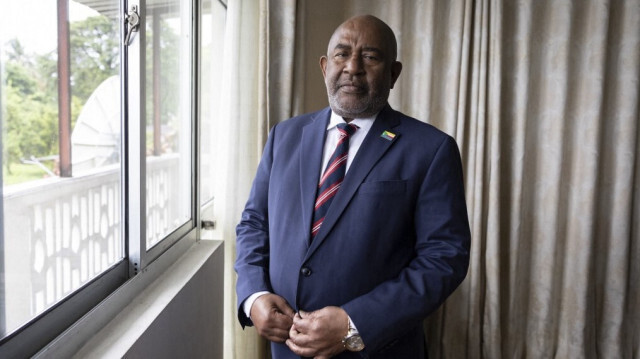 Le président réélu des Comores, Azali Assoumani, pose pour un portrait au palais présidentiel à Moroni, le 13 janvier 2024. 