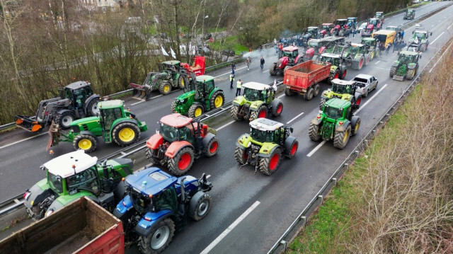 Des agriculteurs français bloquent la circulation sur la route départementale 137 entre Rennes et Saint-Malo pour protester contre la fiscalité et la baisse de leurs revenus, le 24 janvier 2024.