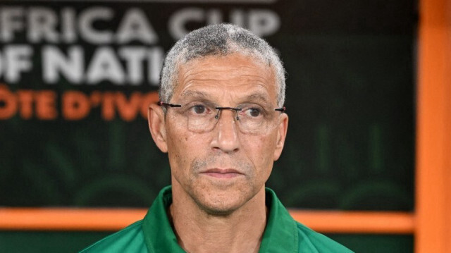 L'entraîneur irlandais du Ghana, Chris Hughton, observe le match de football du groupe B de la Coupe d'Afrique des Nations (CAN) 2024 entre l'Égypte et le Ghana au Stade Félix Houphouët-Boigny à Abidjan le 18 janvier 2024.