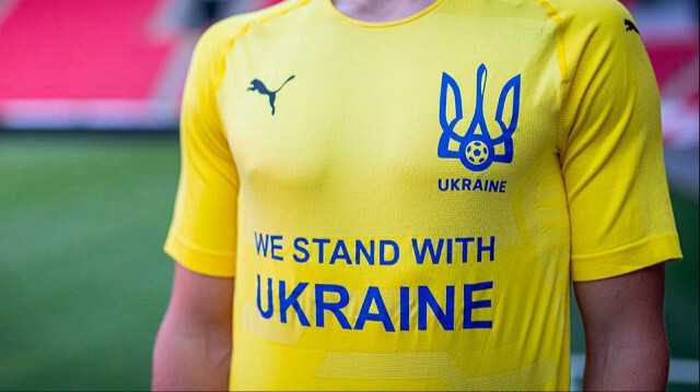 Maillot d'entrainement du Slavia Prague indiquant "Nous restons avec l'Ukraine" en anglais. 