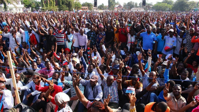Les partisans du principal parti d'opposition de Tanzanie, Chadema, font des gestes lors du premier rassemblement politique du parti après la levée d'une interdiction imposée en 2016, sur le terrain de Furahisha à Mwanza, le 21 janvier 2023. 