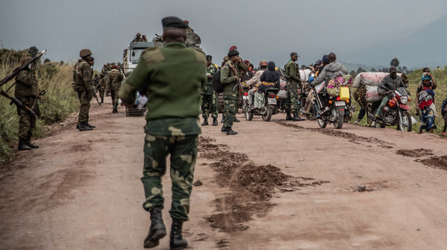 Des membres de l'armée congolaise établissent un point de contrôle dans l'est du pays.