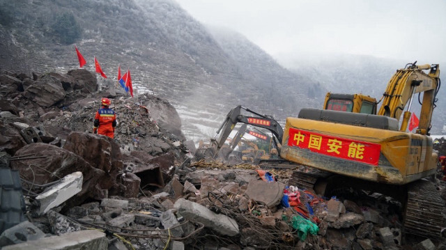 Les secouristes recherchent des personnes disparues sur le site d'un glissement de terrain à Zhaotong, dans la province du Yunnan, dans le sud-ouest de la Chine, le 24 janvier 2024.