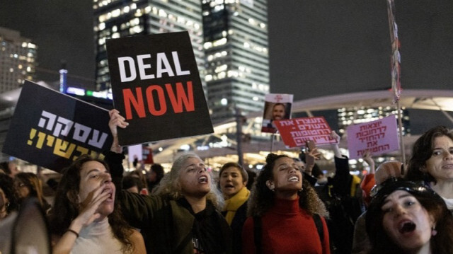 Des manifestent à Tel Aviv pour exiger un accord sur la libération des otages israéliens détenus par le mouvement palestinien Hamas depuis l'attaque du 7 octobre, le 24 janvier 2024.