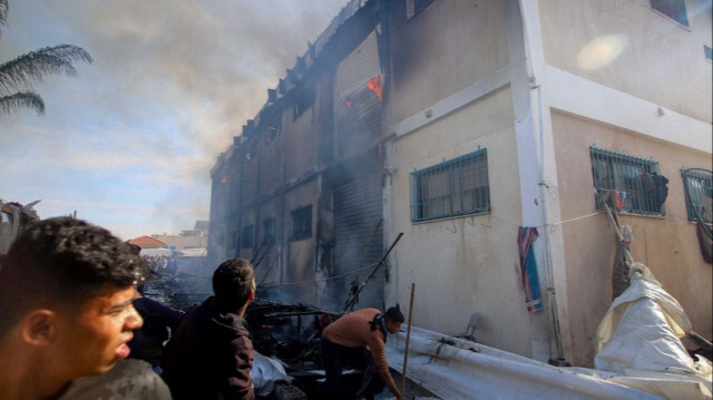 De la fumée s'élève après que des attaques israéliennes aient frappé le centre de formation de l'Office de secours et de travaux des Nations Unies pour les réfugiés de Palestine dans le Proche-Orient (UNRWA) à Khan Younes, Gaza, le 24 janvier 2024.