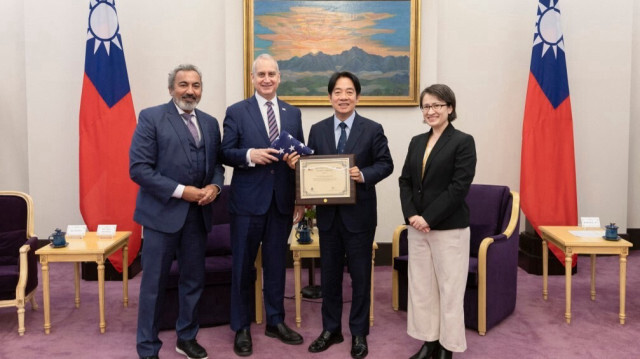 La représentante américaine Ami Bera, le représentant américain Mario Diaz-Balart et le président élu de Taïwan Lai-Ching-te et le vice-président élu Hsiao Bi-khim posant pour des photos au bureau présidentiel le 25 janvier 2024.