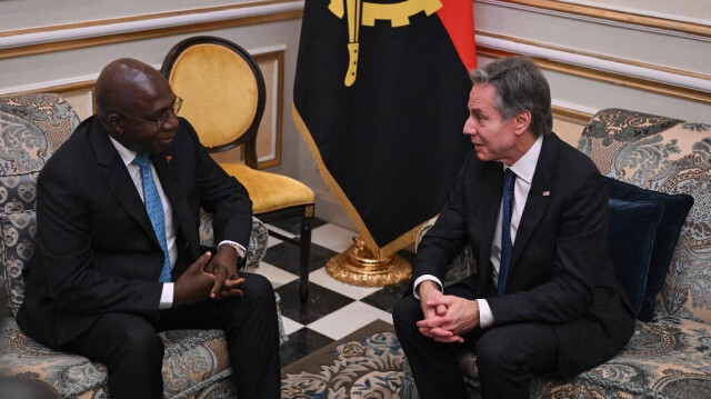 Le secrétaire d'État américain Antony Blinken (à droite) rencontre le ministre des Affaires étrangères angolais Tete António (à gauche) à Luanda le 25 janvier 2024. 