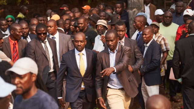 Le leader de la Coalition des citoyens pour le changement (CCC), Nelson Chamisa (C-L), arrive avant une conférence de presse à Harare, le 27 août 2023. 